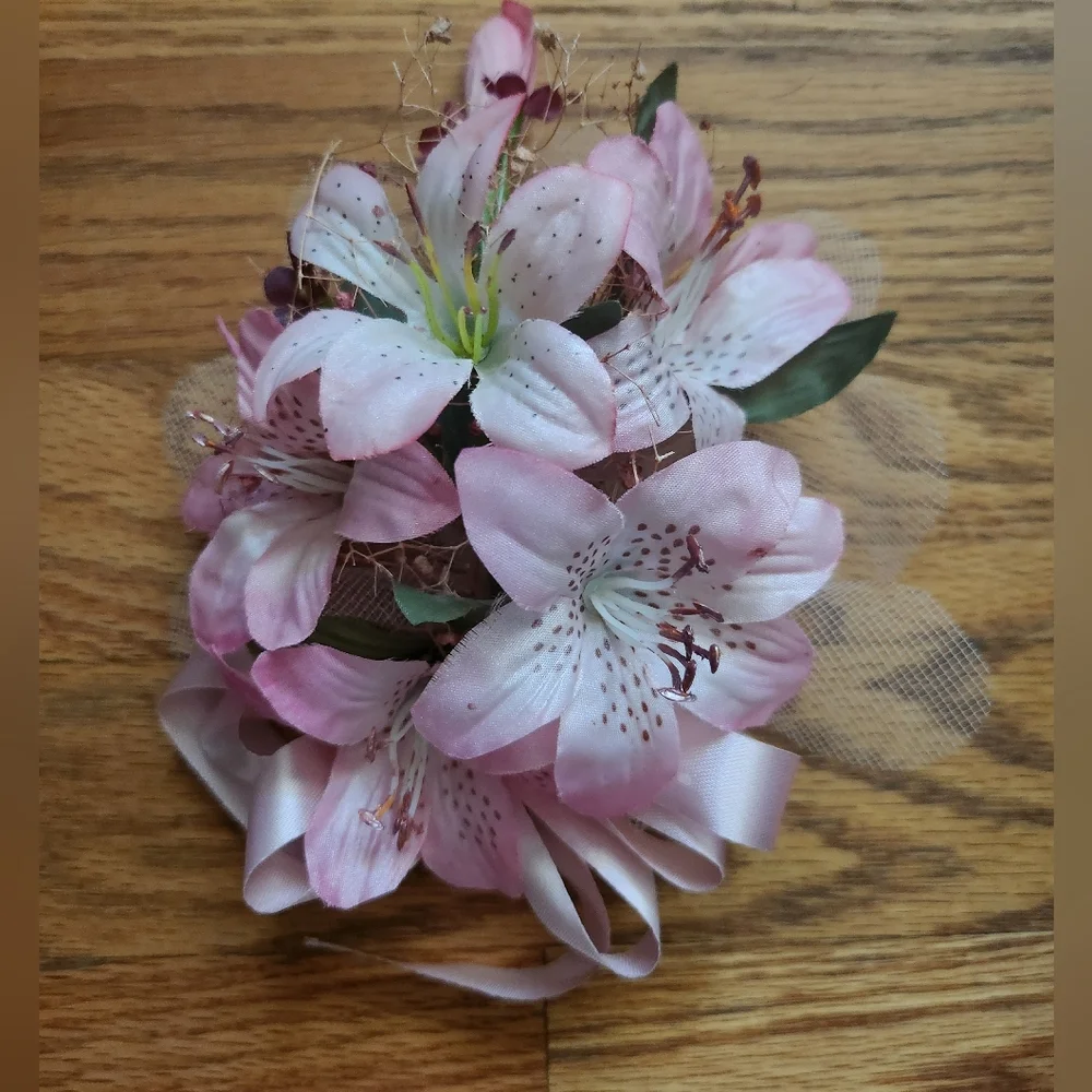 Wedding Lilly Pin